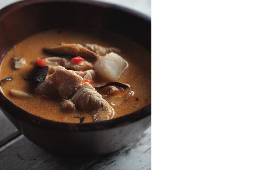 Soupe thaïe au cari rouge, citronnelle et pétoncles